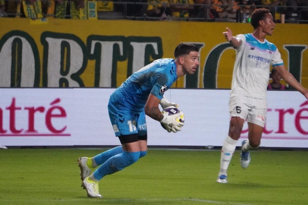 画像: 安定したセービングを披露しているスアレス（写真　繩手猟） (C)Qoly