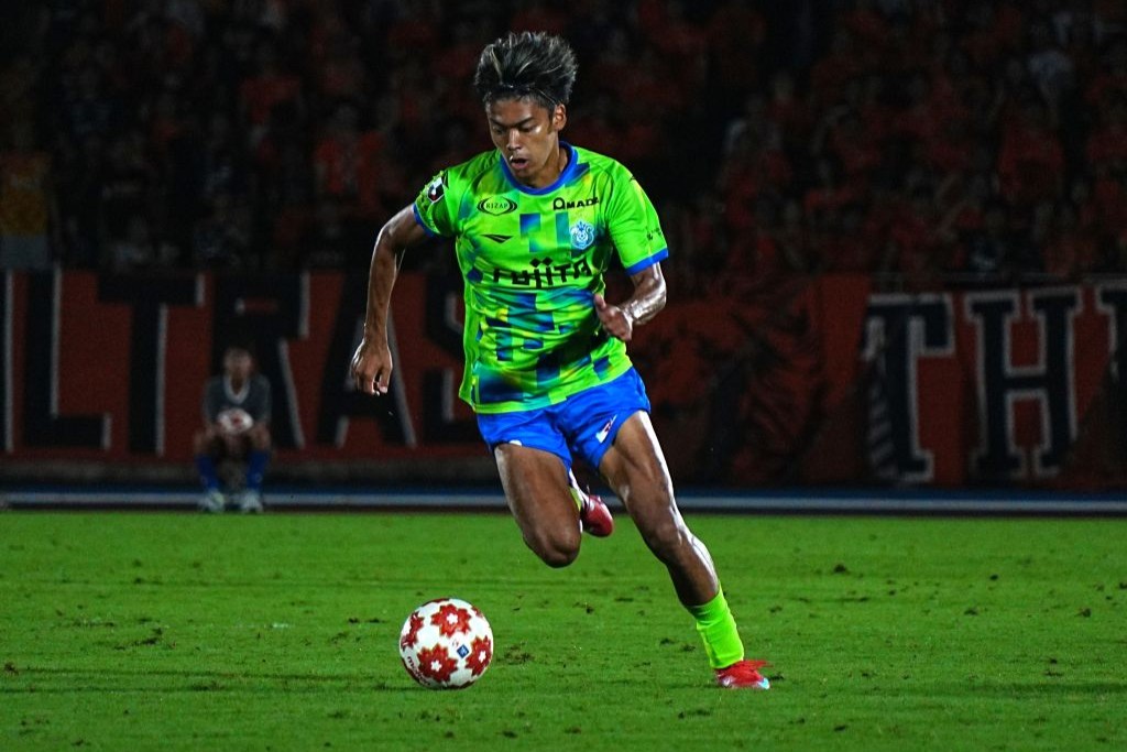 画像: ドリブル突破する小田（写真　浅野凜太郎） (C)Qoly