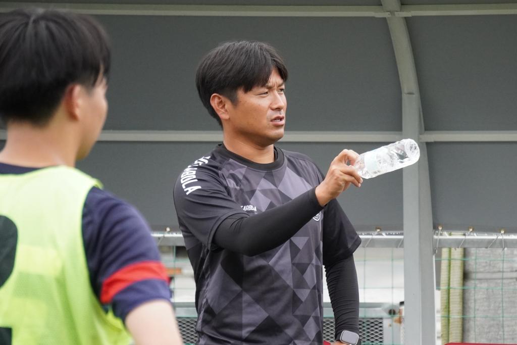 画像: IRIS.F.Cの選手を指導する遠藤さん（右） (C)Qoly