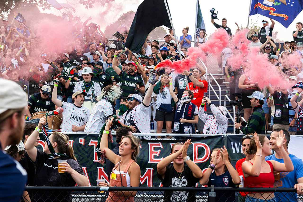 画像: 盛り上がるハーツのサポーター (C)Getty Images