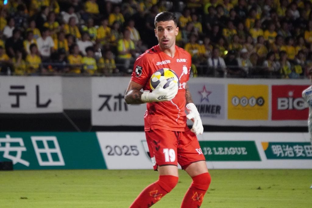 画像: シュートストップでピンチを救うスアレス（写真　繩手猟） (C)Qoly