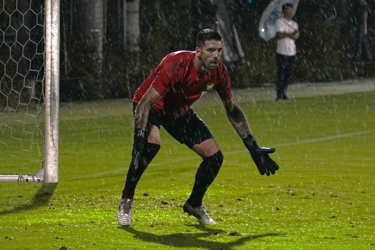 画像: シュートストップの準備をするスアレス（写真　浅野凜太郎） (C)Qoly