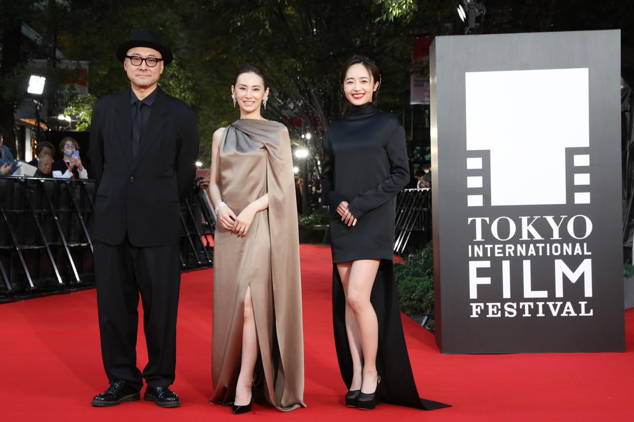 画像: ©TIFF 東京国際映画祭のレッドカーペットに登壇した内田英治監督（左）、北川景子（中）、森田望智（右）