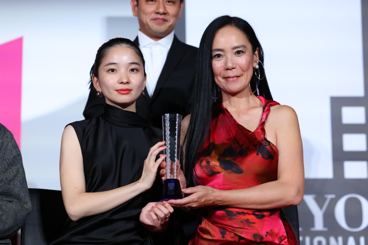 画像: ©TIFF 本作に出演した福地桃子（左）、映画監督でありながらも女優として出演した河瀬直美（右）。福地は東京国際映画祭の主演女優賞を手にした。