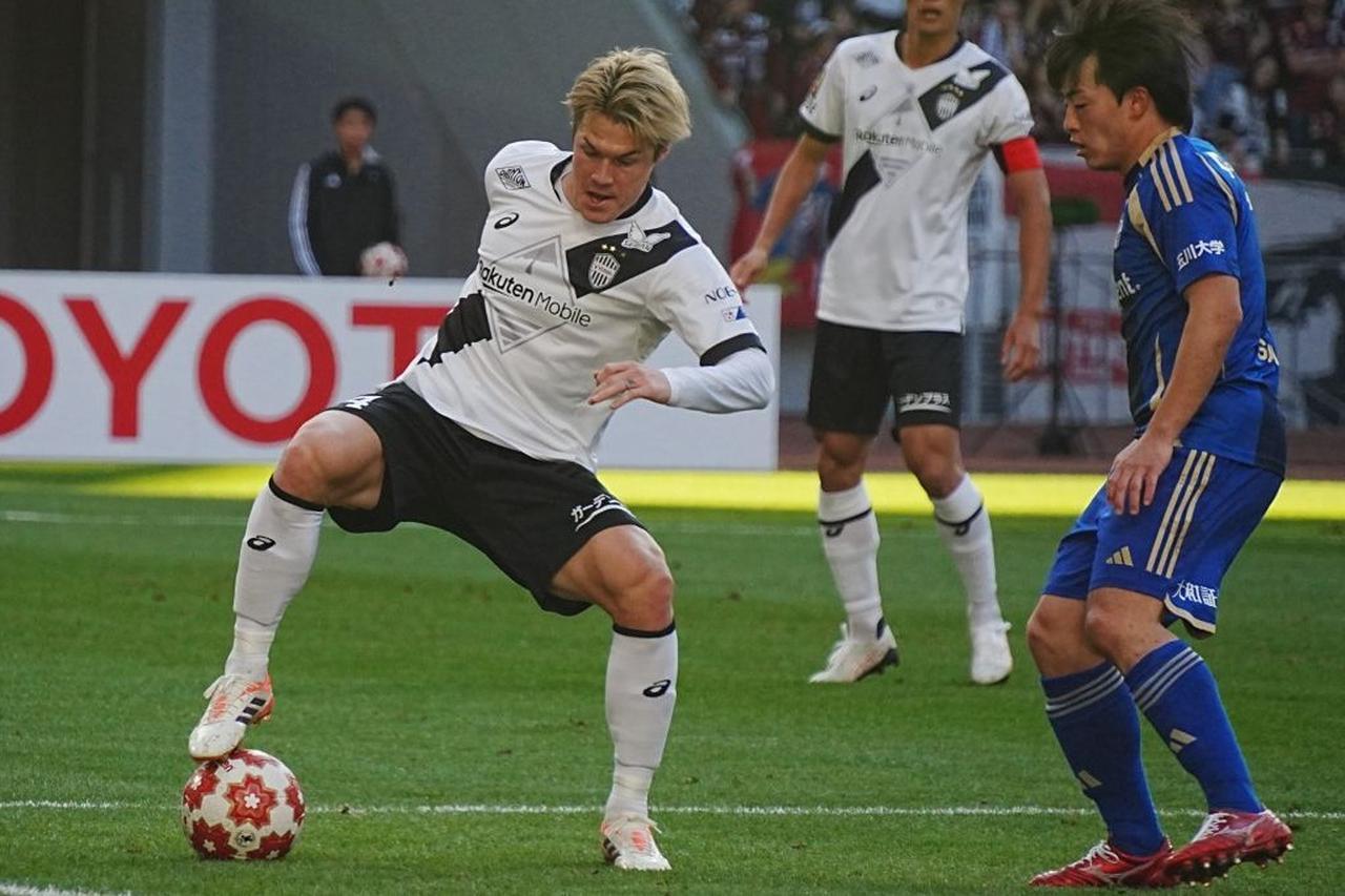 画像: ボールをキープする酒井（写真左）