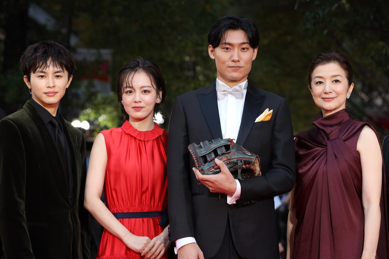 画像: 舞台挨拶への出演は叶わなかったが、レッドカーペットには横田さんの想い人、小笠原千沙さん役で出演する伊原六花 も姿を見せた。©︎TIFF