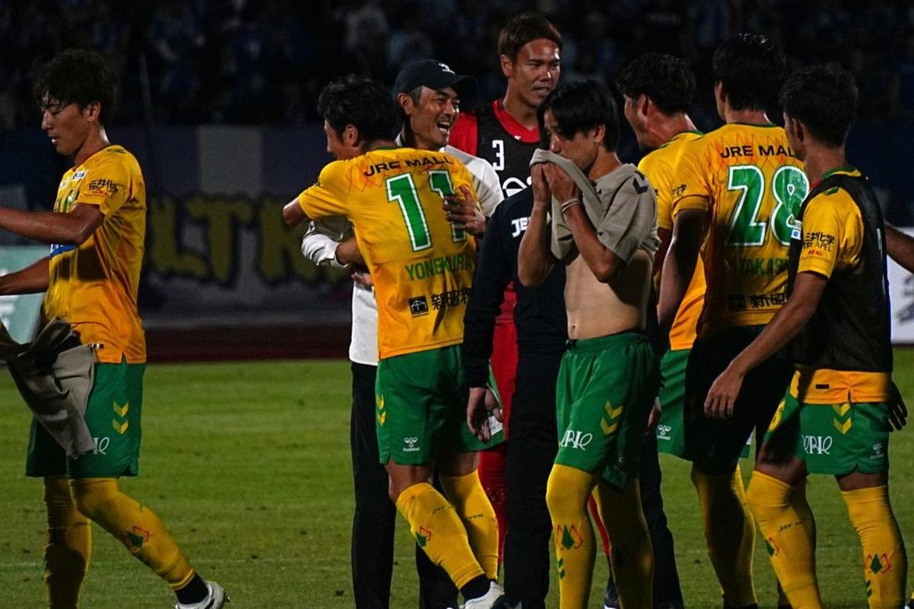 画像: 小林監督（中央）と抱擁する米倉（写真：浅野凜太郎）