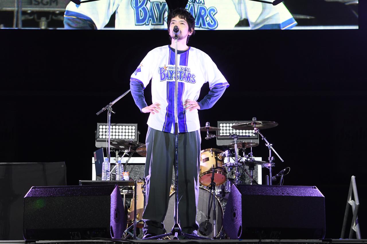 画像1: 「育ての親」のベイスターズファンと『心絵』などを熱唱　けんいち