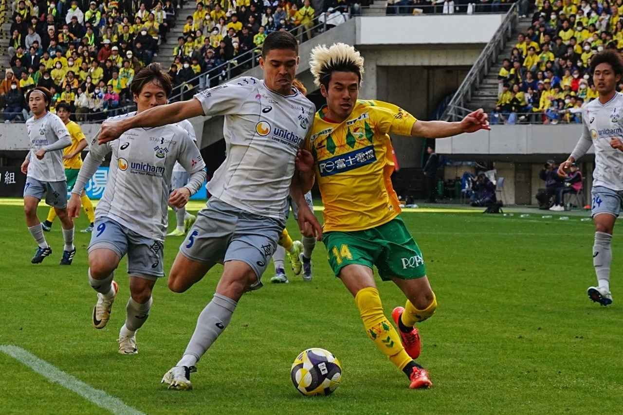 画像: ドリブル突破を試みる椿（右、写真：縄手猟）