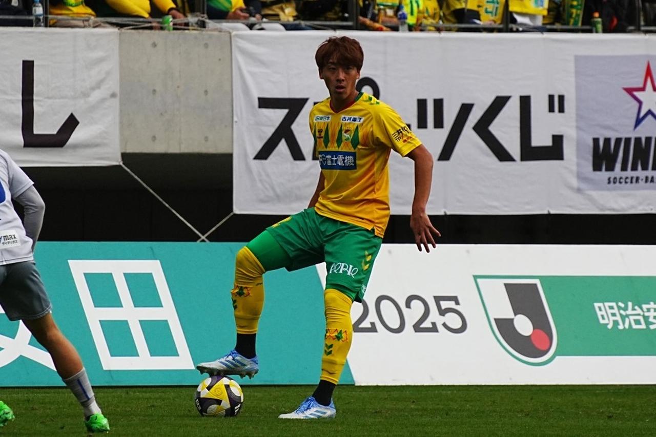 画像: パスコースを探す髙橋（写真：縄手猟）