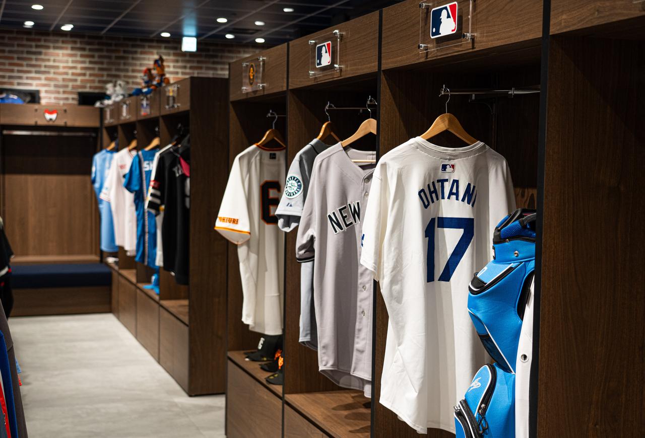 画像: ©Fanatics Japan オフィスのロビーには日米のプロ野球、Jリーグなど契約チームのユニフォームが所狭しと並ぶ。