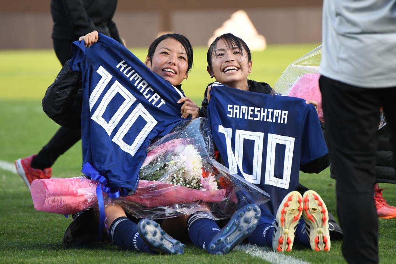 画像: 2018年に行われた鮫島さんと熊谷の国際Aマッチ100試合出場記念セレモニー  (C)Getty Images