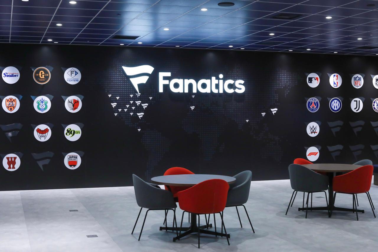 画像: ©Fanatics Japan 新オフィスには契約チームのロゴが並ぶ
