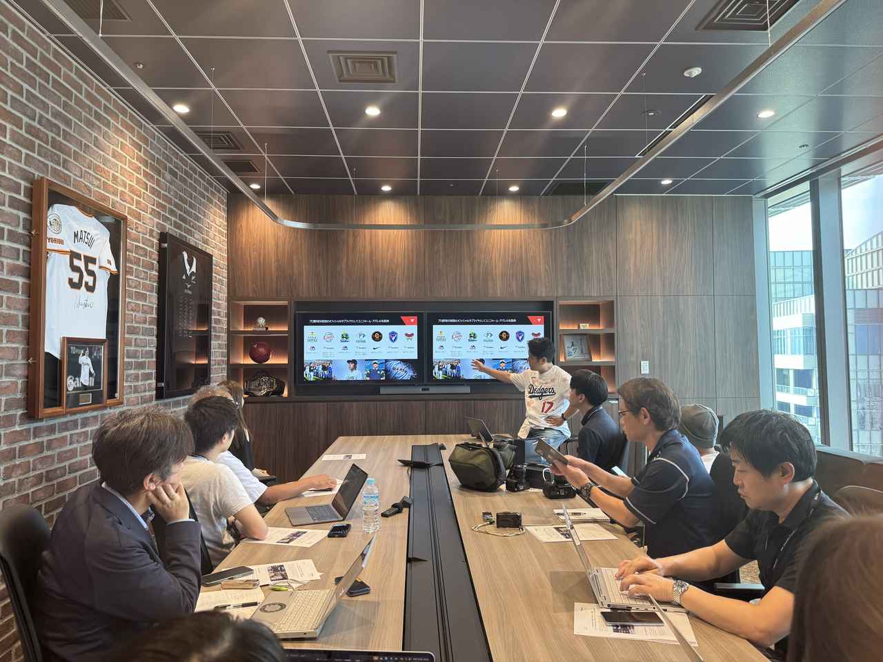 画像: ©Fanatics Japan 新社屋のお披露目イベントで、ビジネスモデルについて語る川名氏