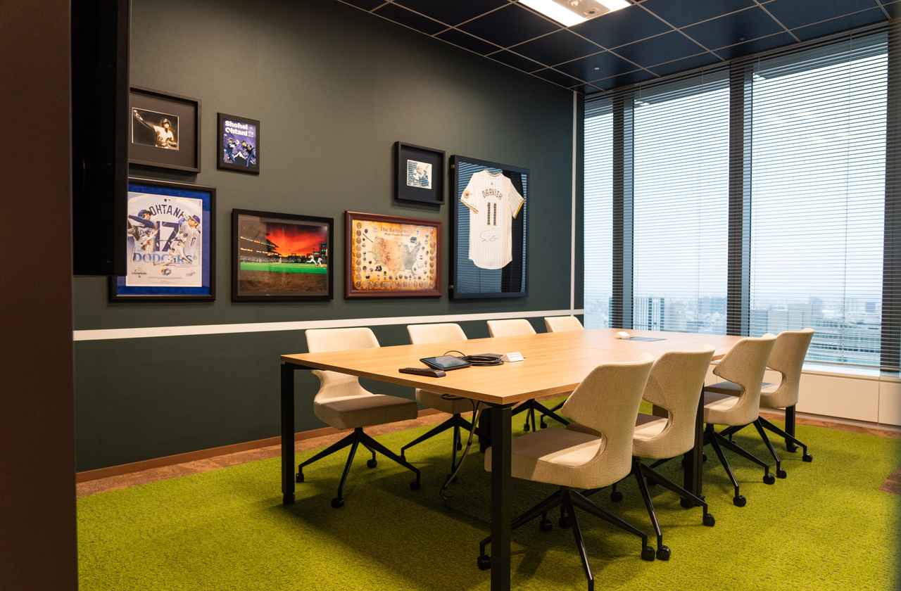 画像: ©Fanatics Japan 野球要素盛りだくさんの新オフィスの会議室