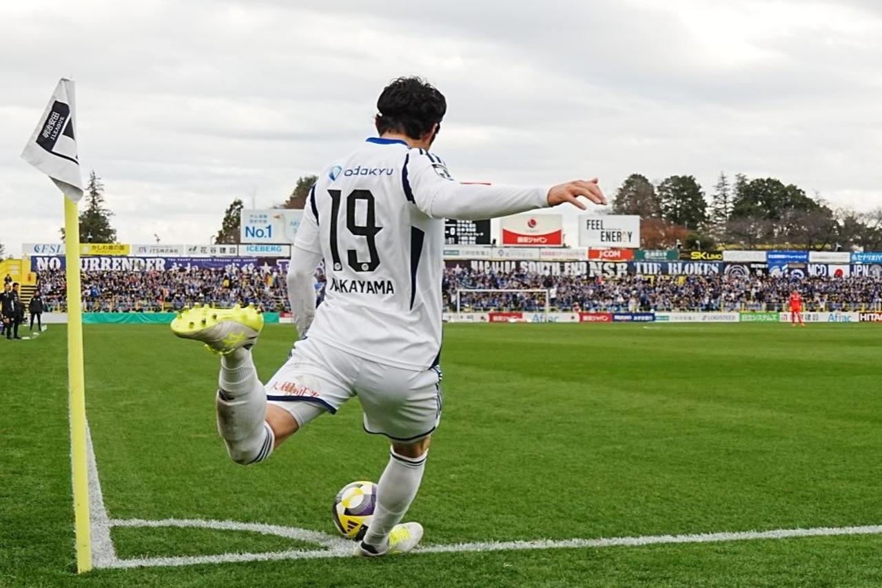 画像: コーナーキックを蹴る中山(写真 浅野凜太郎)