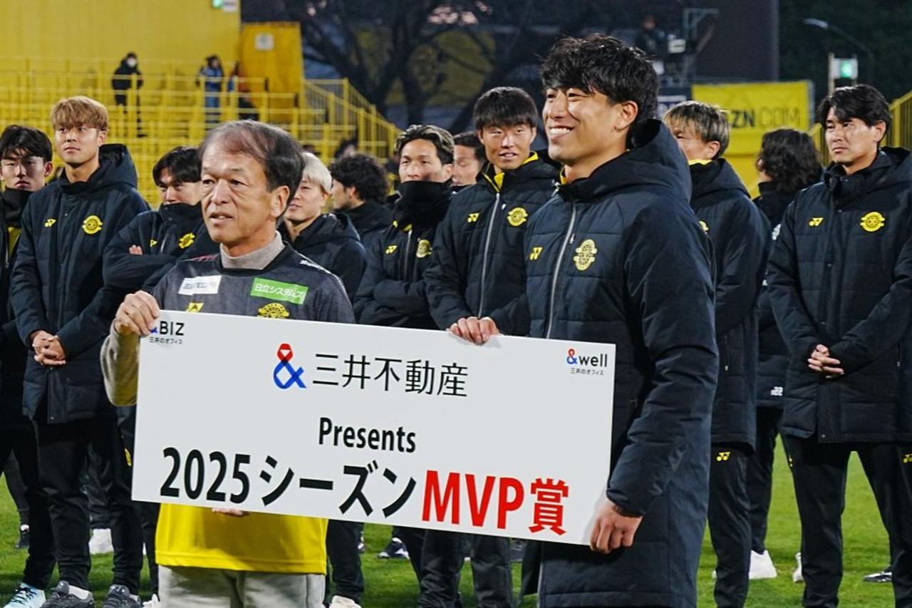 画像: チーム年間MVPを受賞した古賀（写真左　浅野凜太郎）