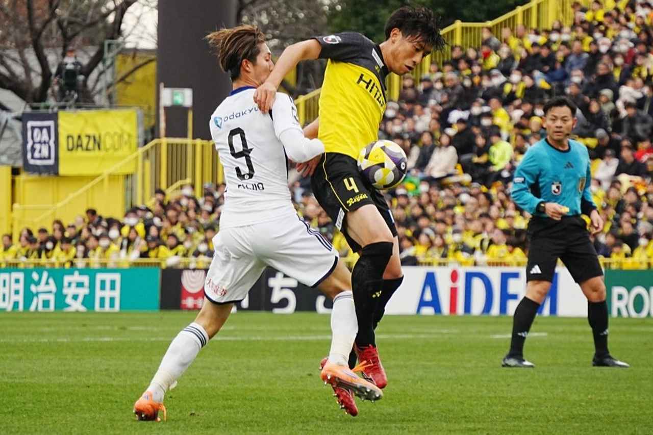 画像: 身体を張った守備で柏の勝利に貢献した古賀（写真左　浅野凜太郎）