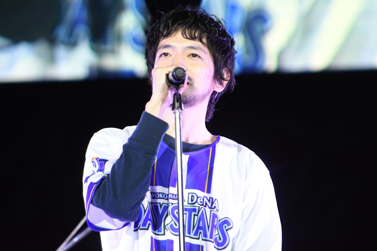 画像3: 「育ての親」のベイスターズファンと『心絵』などを熱唱　けんいち