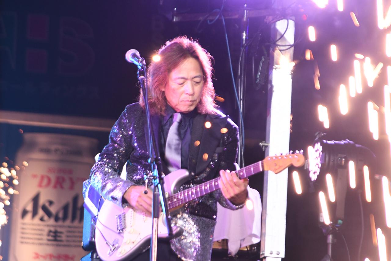 画像: この日のライブにサポートギタリストとして参加した葉山たけし。FIELD OF VIEWの『突然』や、この日のDJタイムで披露された『世界中の誰よりきっと』、それ以外にも『負けないで』（ZARD）『ら・ら・ら』（大黒摩季）などのヒット曲でも知られており、1993〜94年には編曲家部門の年間ランキング1位を獲得したこともある。