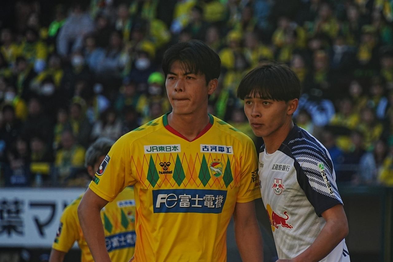 画像: コーナーキック時の河野(左、写真:縄手猟)