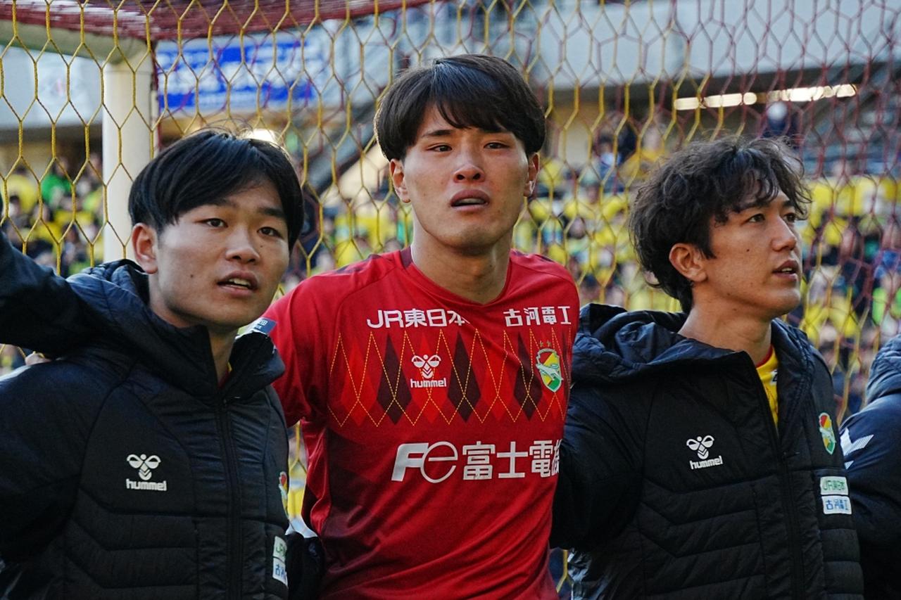 画像: 試合終了後の若原(中央、写真:縄手猟)