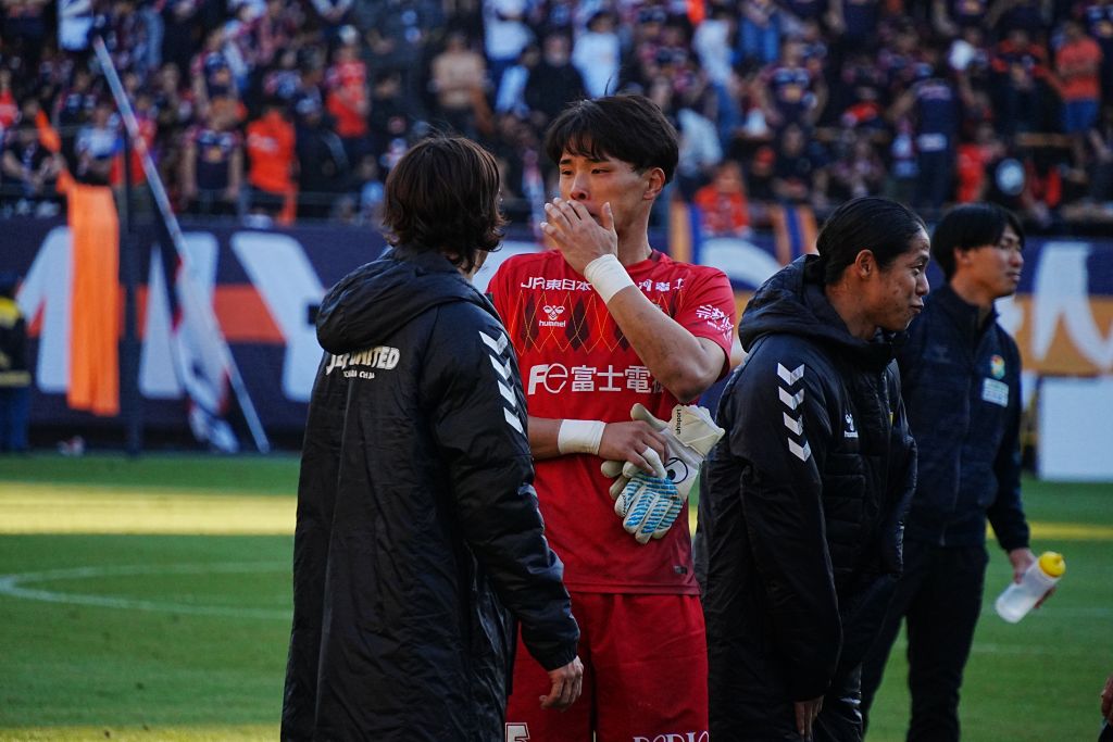 画像: チームメイトたちから励まされる若原（写真：縄手猟）