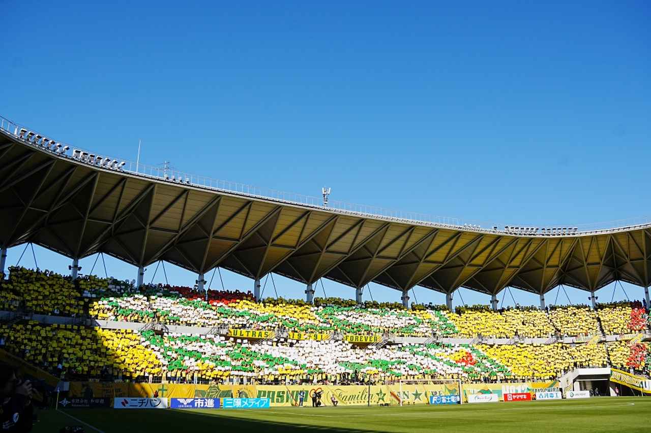 画像: J1昇格PO準決勝の試合前コレオ（写真：縄手猟）