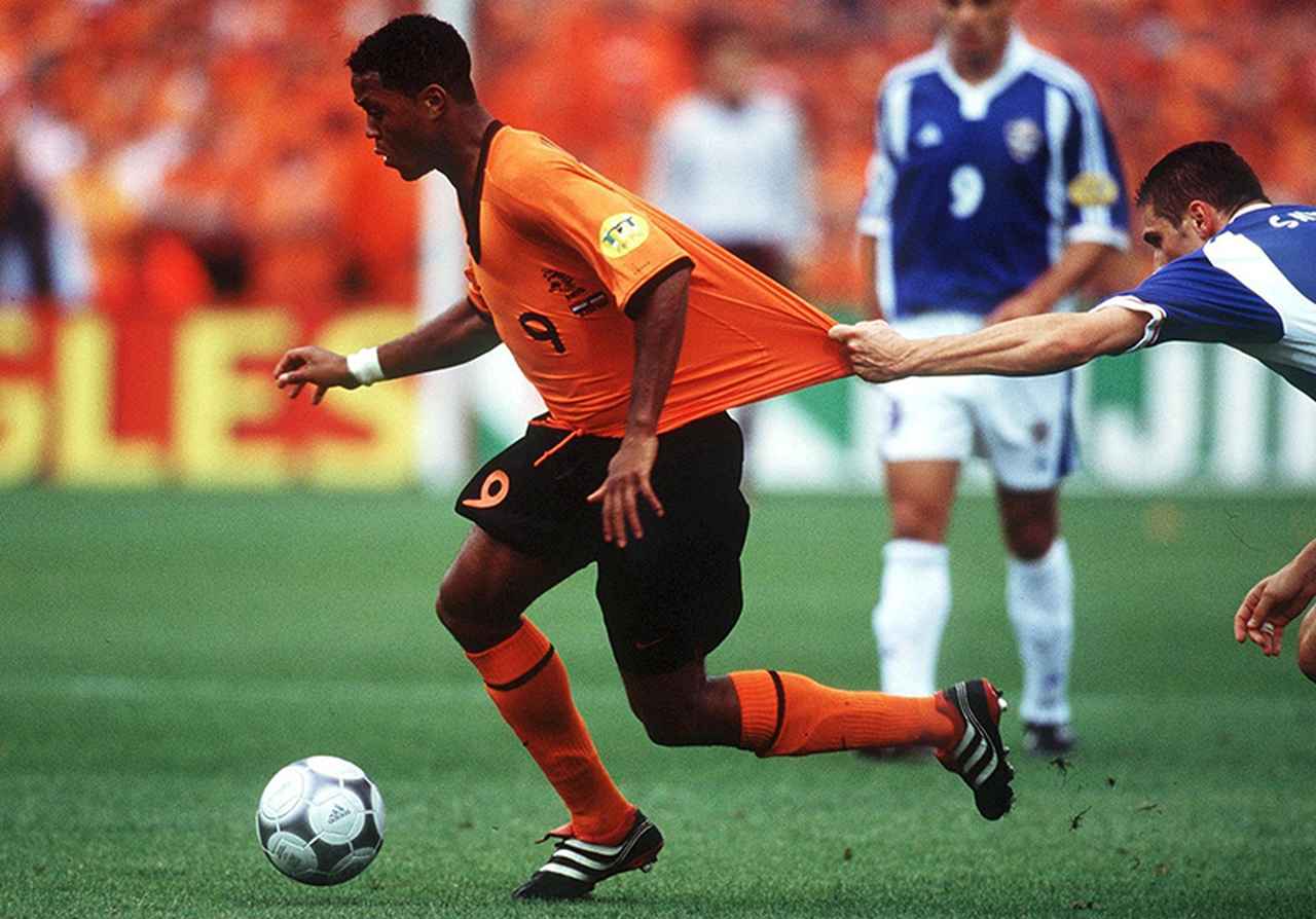 画像: 重心を低くしたキープは絶品だったクライファート (C)Getty Images