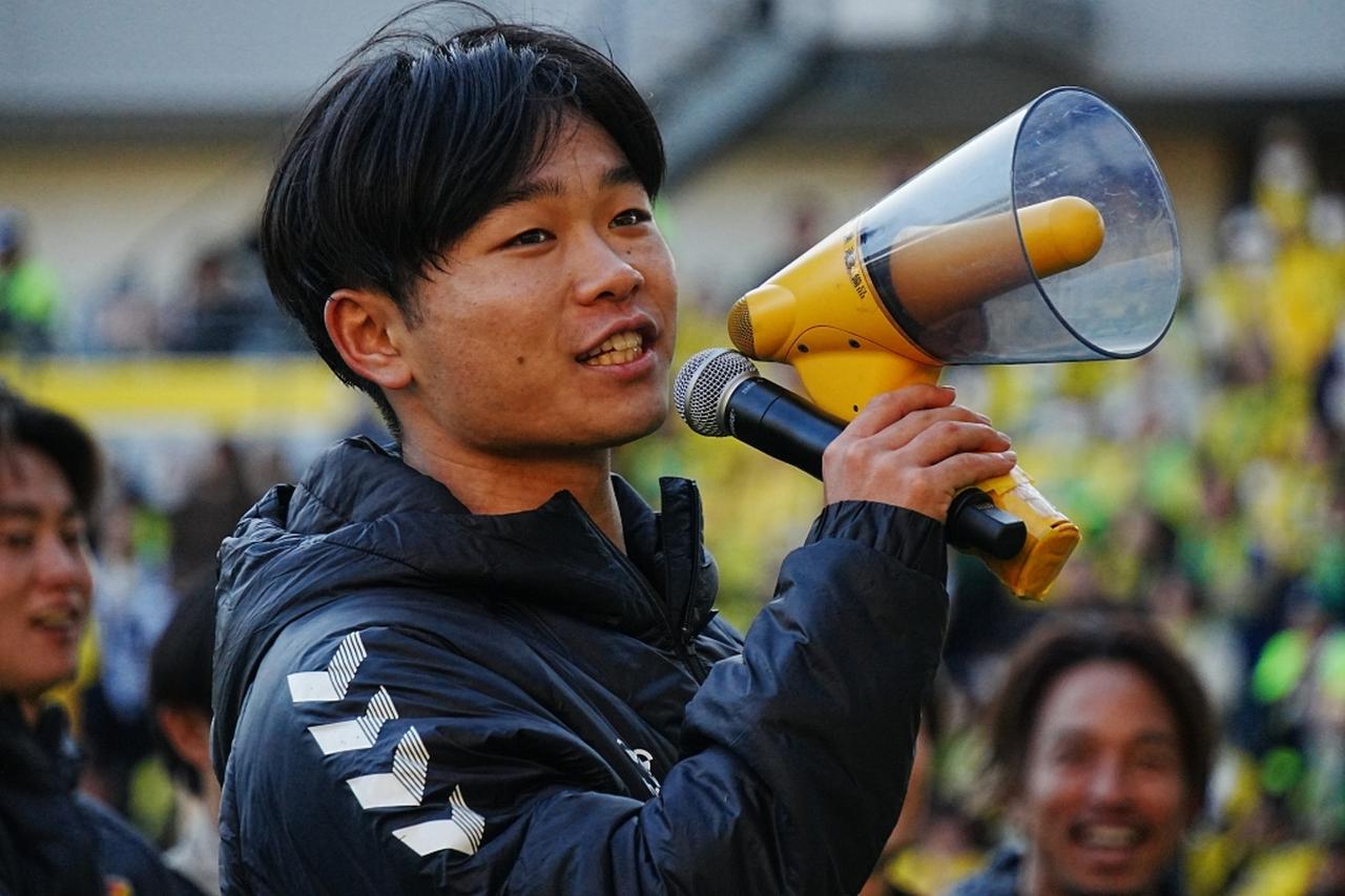 画像: サポーターに感謝を告げる姫野（写真：縄手猟）