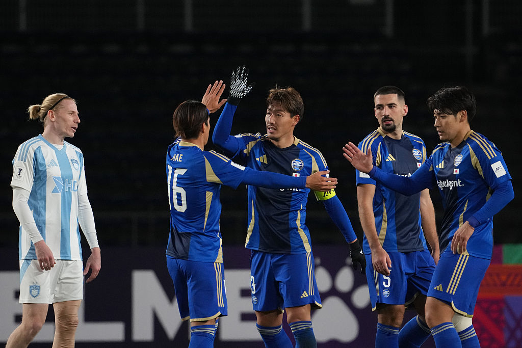 画像: チームメイトとハイタッチをする昌子(写真中央、右から3番目) (C)Getty Images