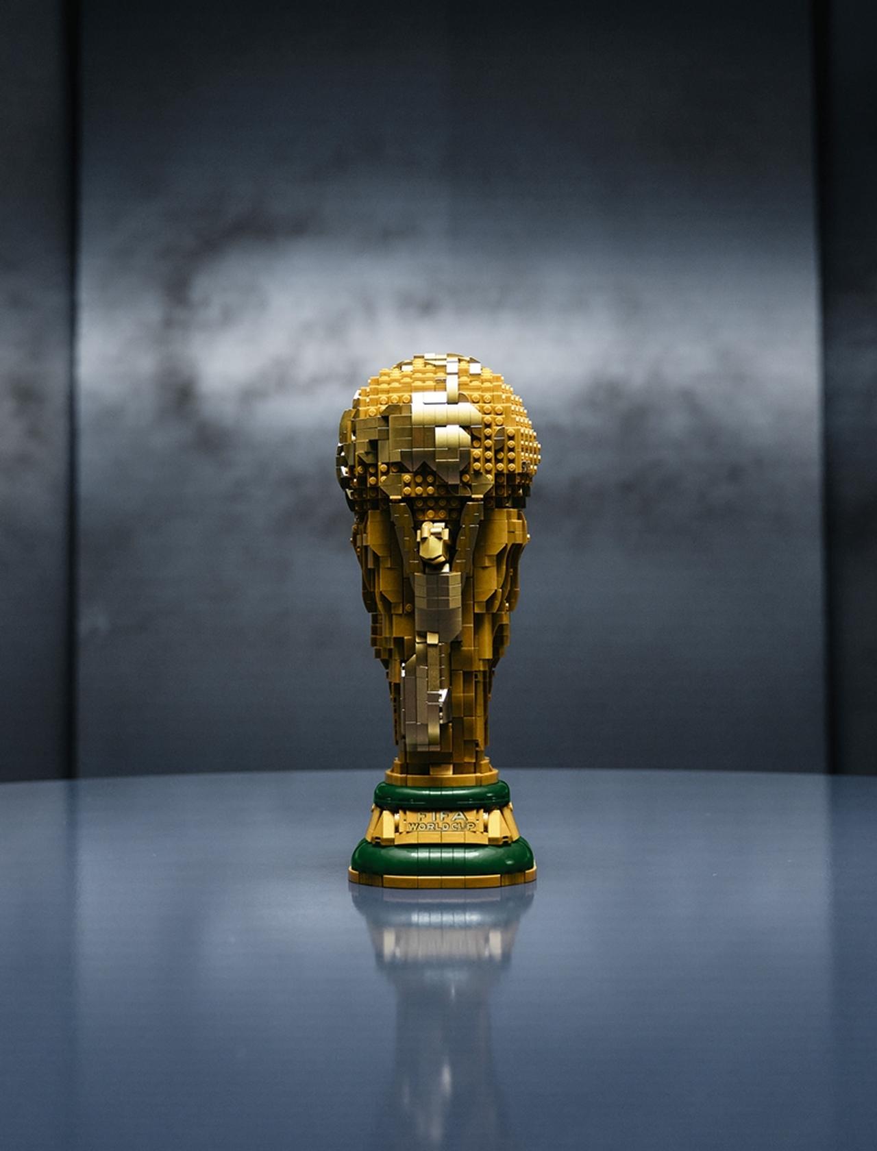 画像1: レゴが本気で作った「実寸大サッカーW杯トロフィー」がすごい!ブロック数2842個で“ゴールドカラー”は史上最多…現在予約受付中