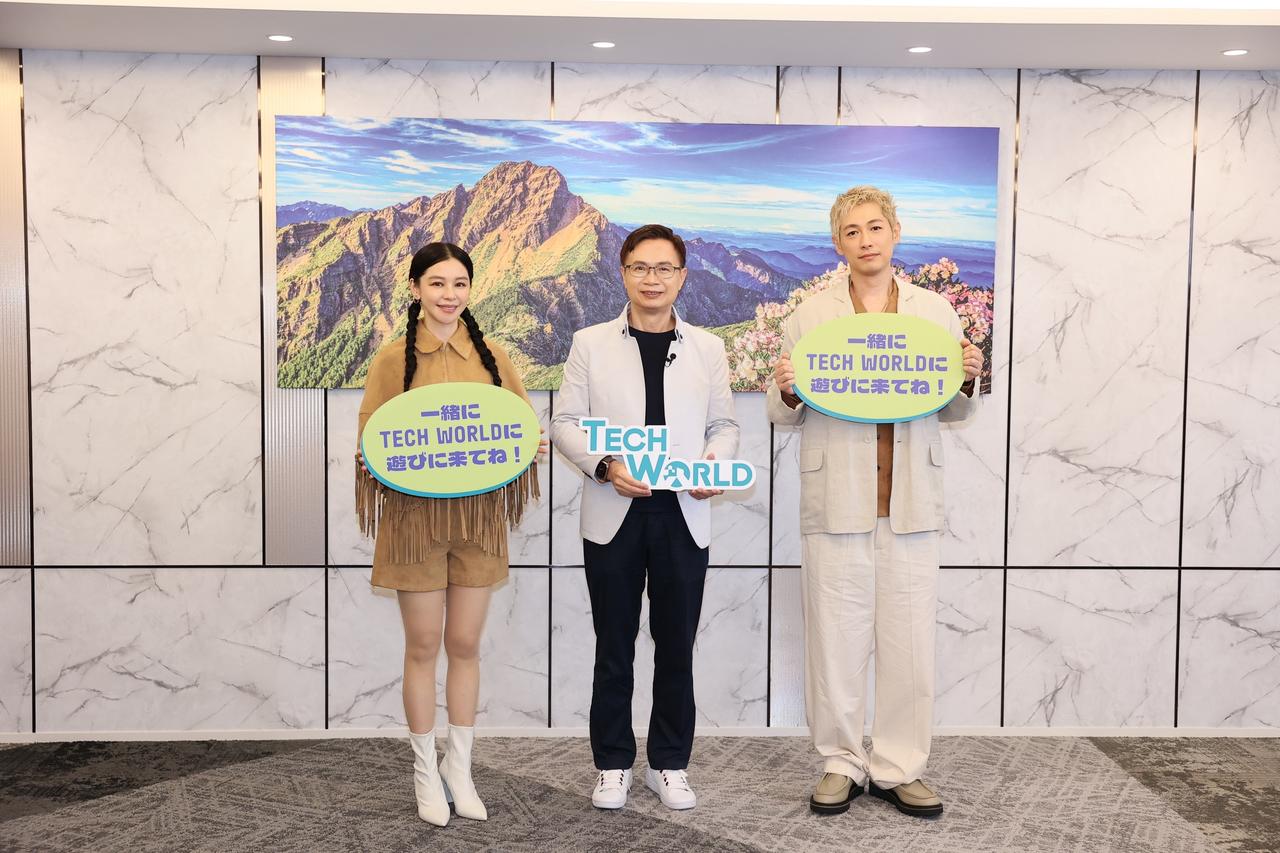 画像: 見学を終えて撮影に臨む(左から)ビビアン・スーさん、黄志芳会長、ディーン・フジオカさん。写真:TECH WORLD提供