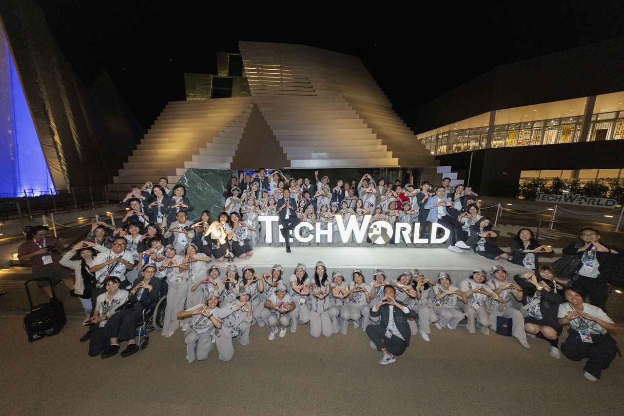 画像: 閉会にあたり、記念撮影に臨むスタッフの皆さん。会期中にはおよそ110万人が来場したそうです。写真:TECH WORLD提供