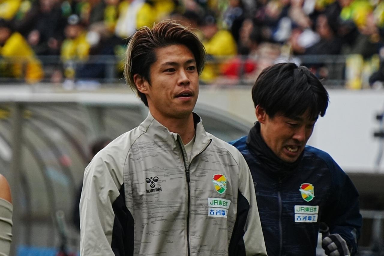 画像: この日もベンチから仲間をサポートした鳥海(写真:縄手猟)