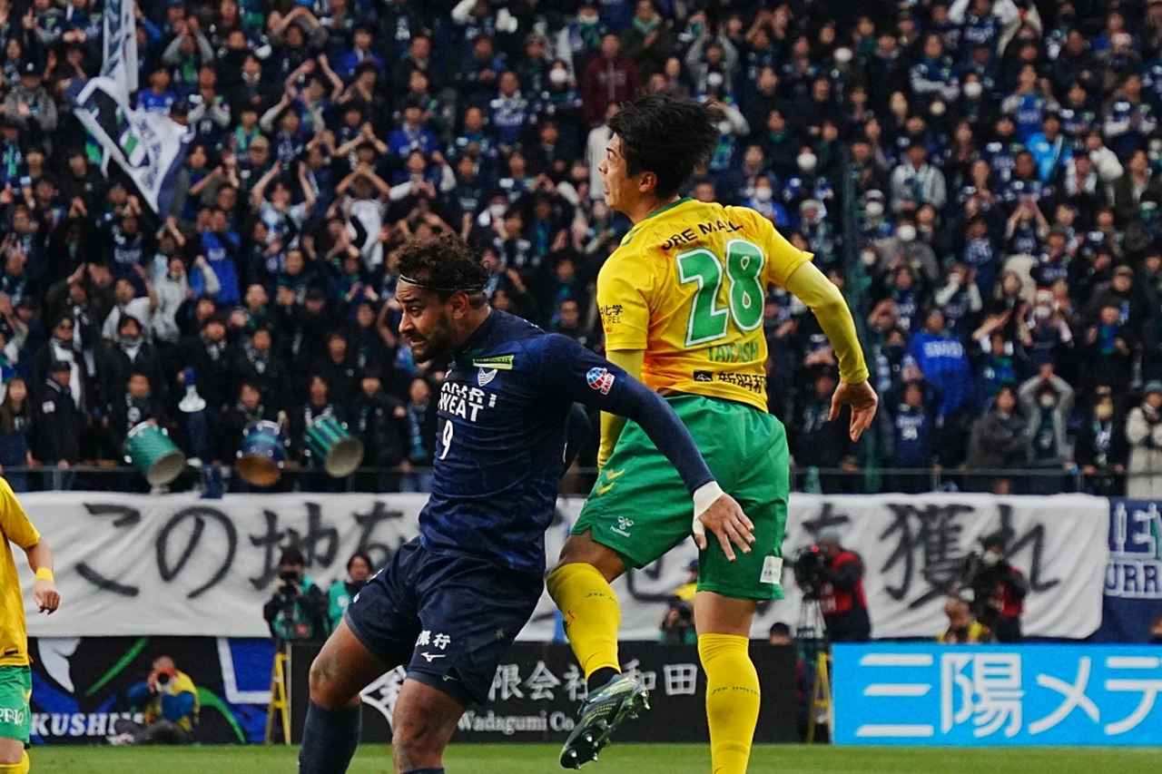 画像: 徳島の強力な攻撃陣を封じ込んだ河野(写真中央右 縄手猟)