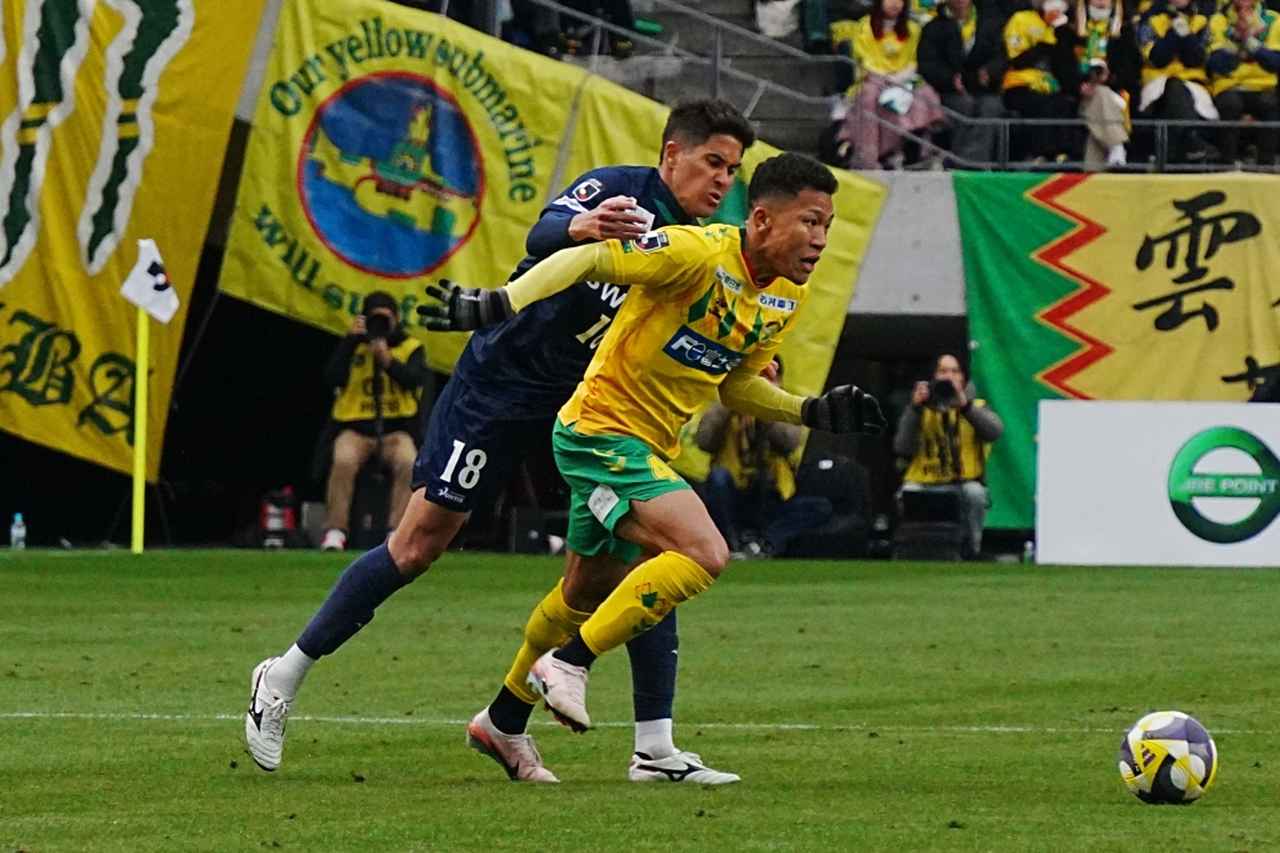 画像: 力強いドリブルでボールを運ぶイサカ(写真中央手前 縄手猟)