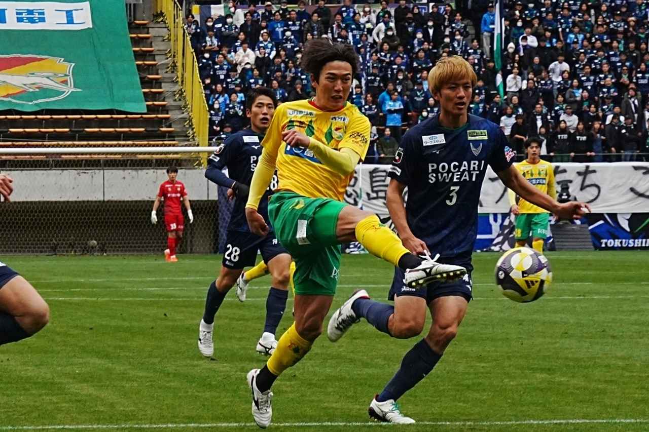 画像: ペナルティエリア内でシュートを放つ石川(写真中央右から2番目 縄手猟)