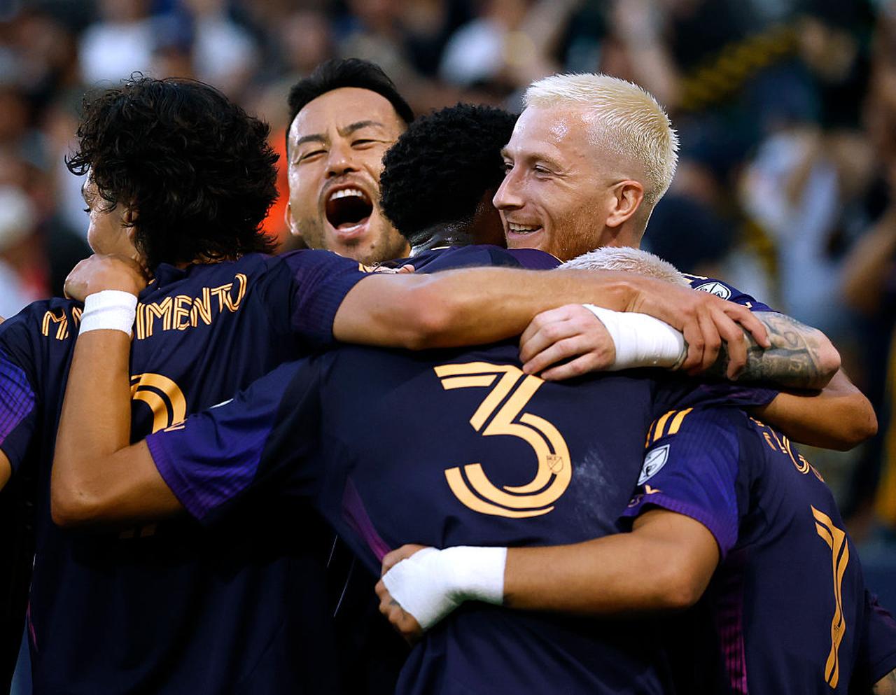 画像: 吉田とマルコ・ロイス(金髪の選手) (C)Getty Images