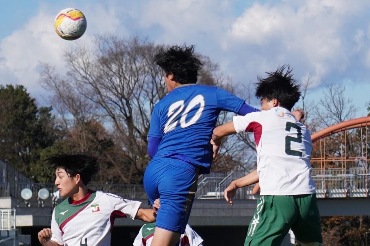画像: 圧倒的な空中戦の強さで多くのチャンスを創出した中田(写真中央、右から2番目 縄手猟)