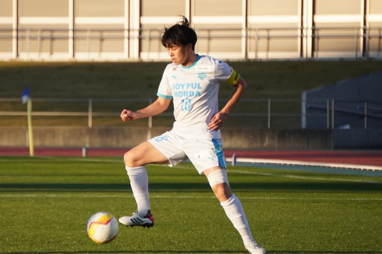 画像: 卓越した足下の技術で相手を翻ろうする山崎(写真 縄手猟)