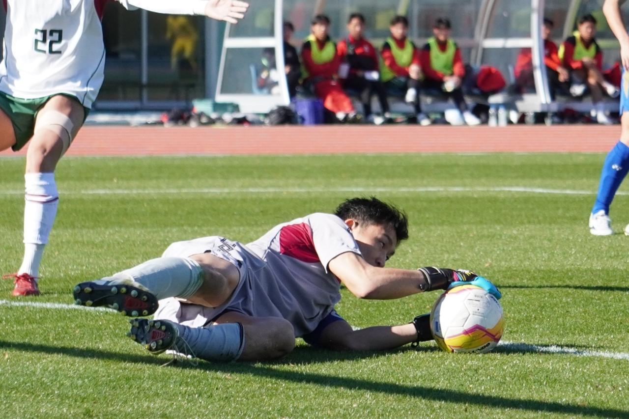 画像: ボールをしっかり抑え込む宮澤(写真 縄手猟)