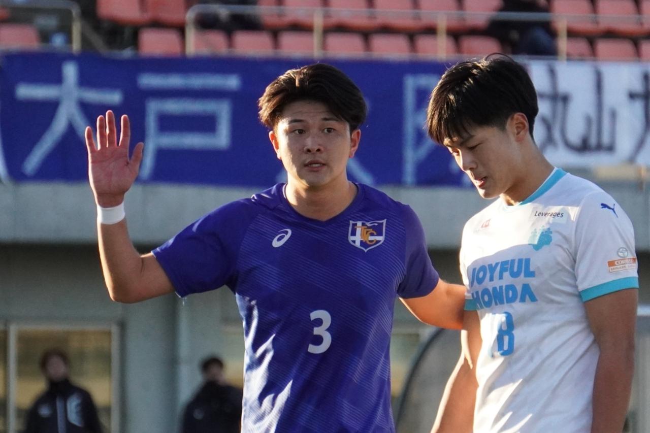 画像: コーナーキックの場面で相手選手のマークにつく田畑(写真中央、右から2番目 縄手猟)