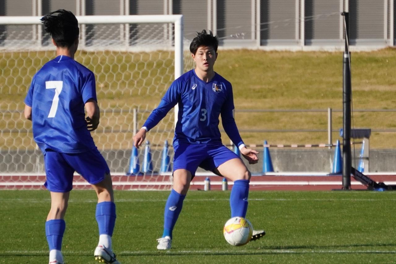 画像: 中盤の選手へパスを出す田畑(写真中央、左から2番目 縄手猟)