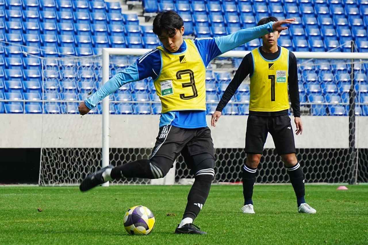 画像: ロングボールを蹴る樋口（写真：浅野凜太郎）