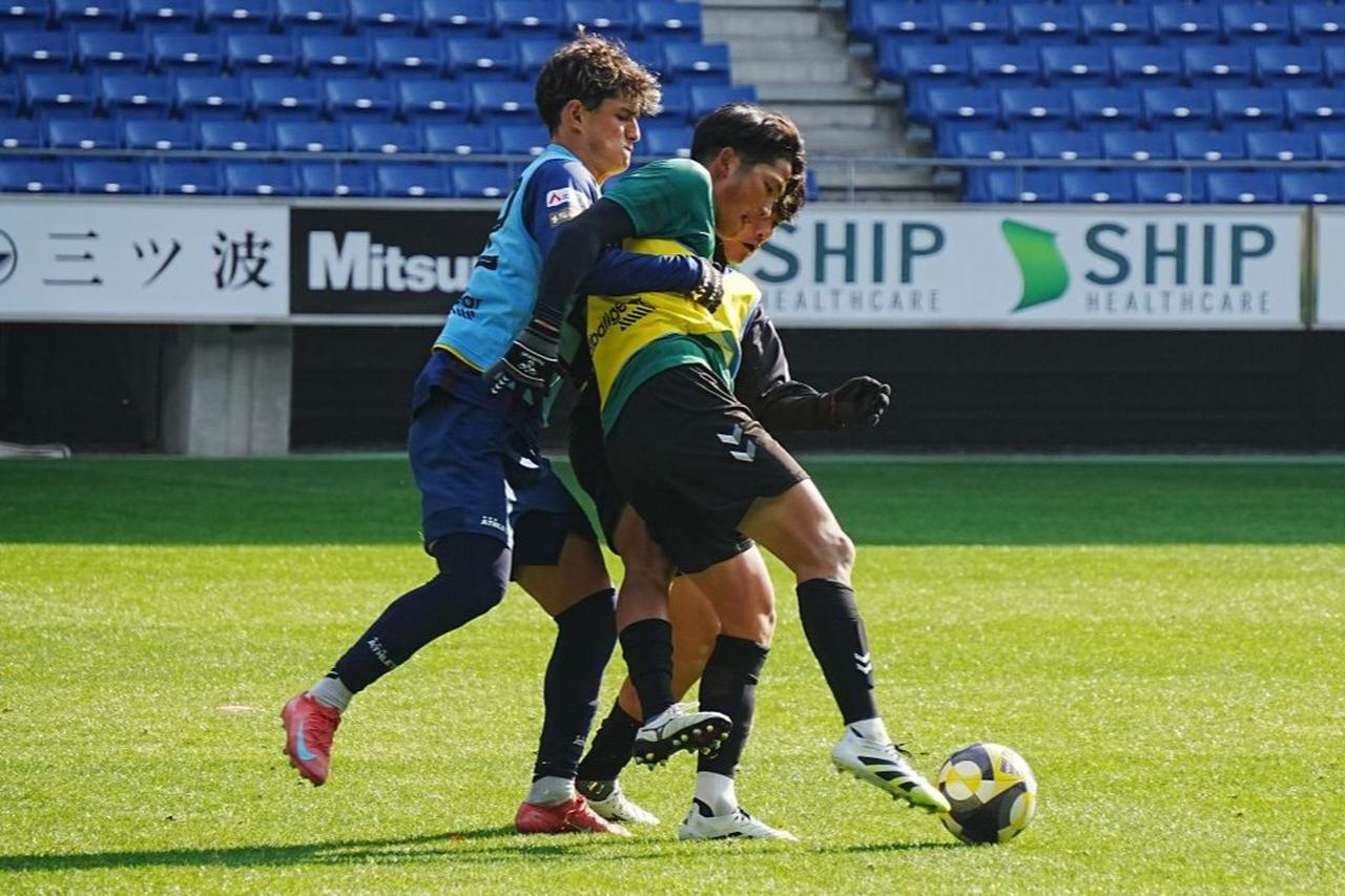 画像: ボールをキープする新明（写真：浅野凜太郎）