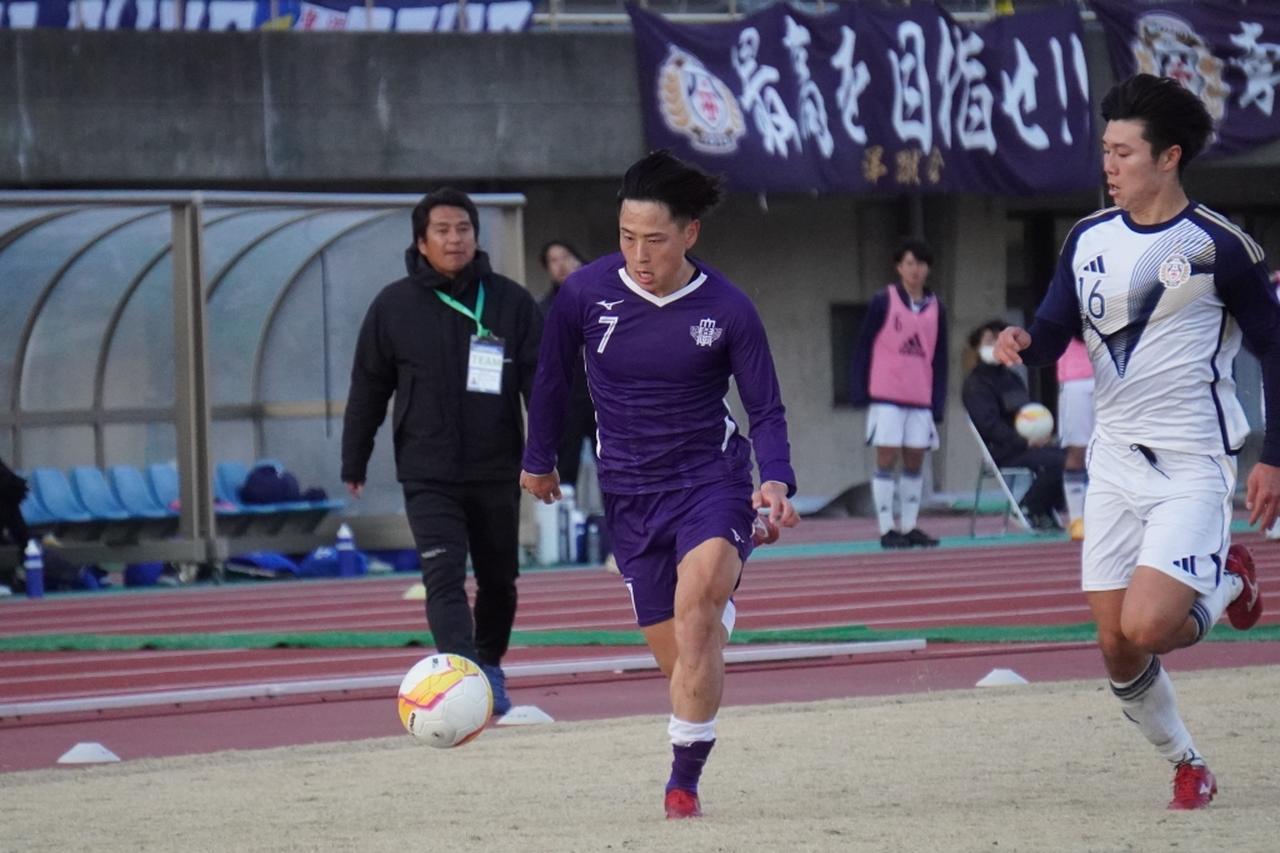 画像: スピードに乗ったドリブル突破を見せる真鍋(写真中央、右から2番目 縄手猟)