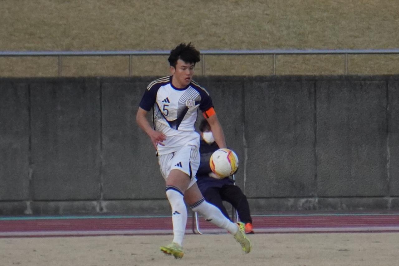 画像: 浮き球をトラップする山之内(写真 縄手猟)
