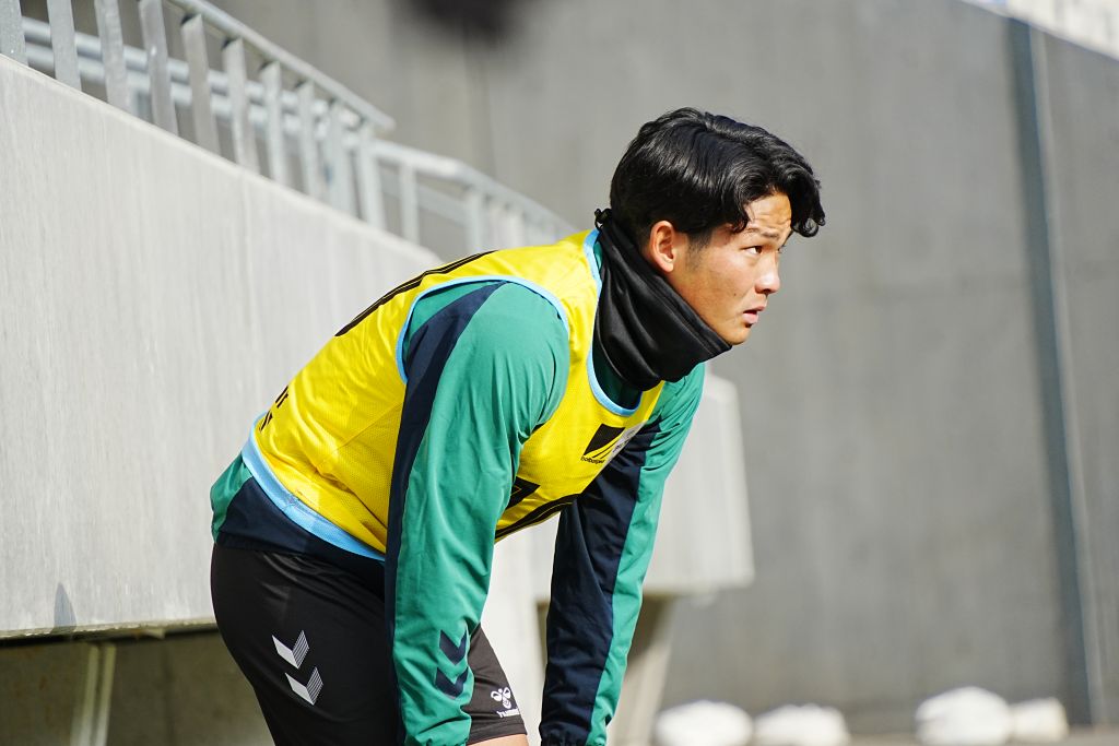 画像: チームメイトの紅白戦を見守る新明（写真：浅野凜太郎）