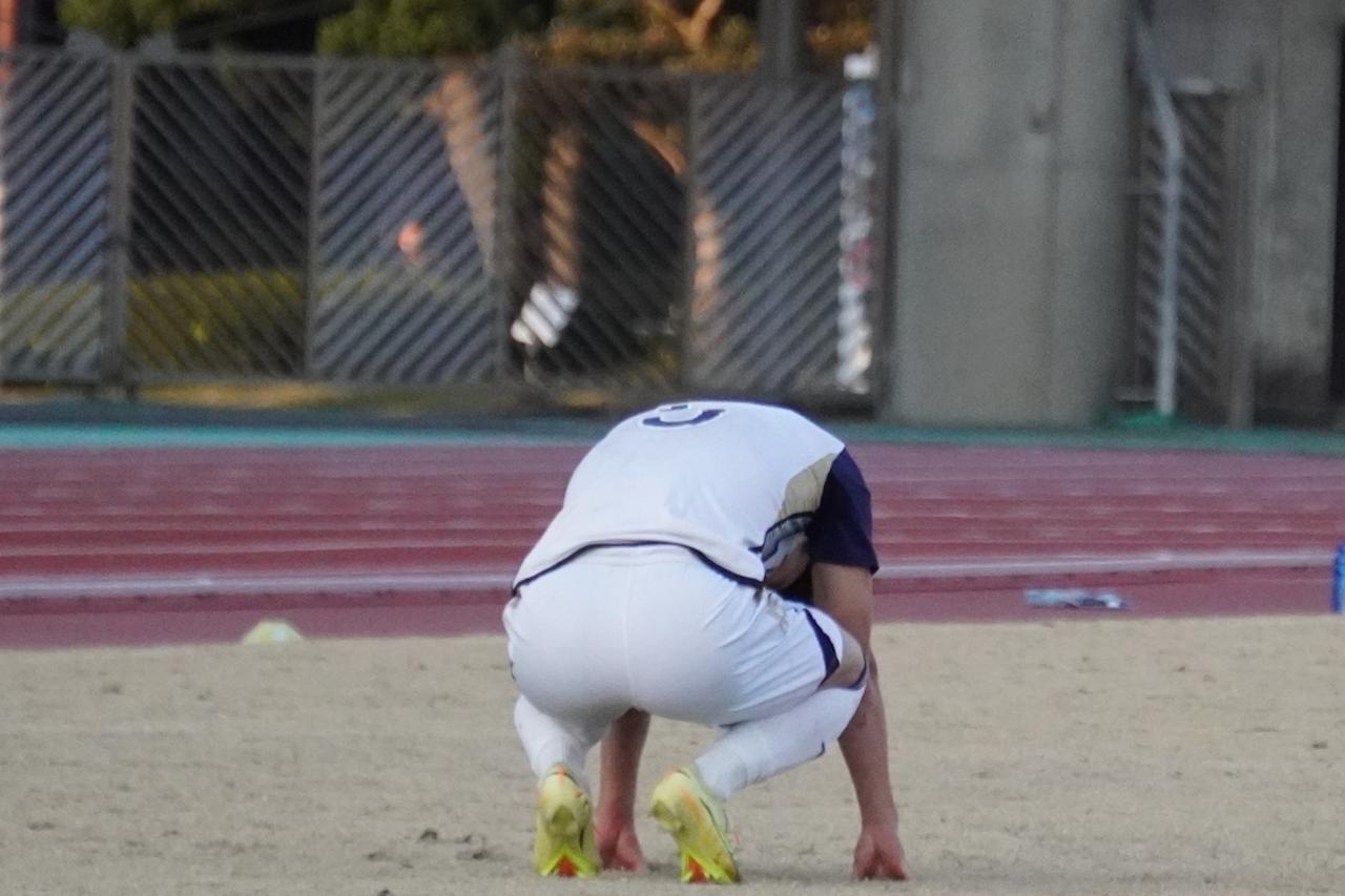 画像: 試合終了直後、ピッチに手をついて悔しがる山之内(写真 縄手猟)